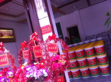 賀喜羅城梁總形象店開業(yè)！梁總是歐耐克防水的老客戶，一直是河池宜州的代理，在宜州防水市場具有很強的市場影響力。2015年，梁總加大了在防水方面的投入，在羅城開了一家新的防水店——歐耐克防水羅城形象店。